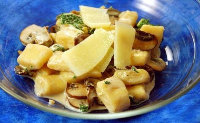 Potato Gnocchi With Kale and Mushrooms In A Goat Cheese Saucehealthy recipe