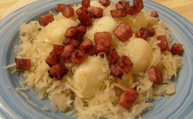 Potatoes With Sauerkraut and Crunchy Smoked Hamhealthy recipe