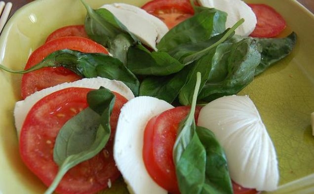 Quick and Easy Caprese Saladhealthy recipe