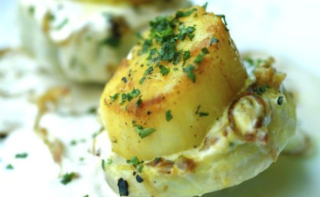 Scallops On Artichoke Bottoms In Tahini Saucehealthy recipe