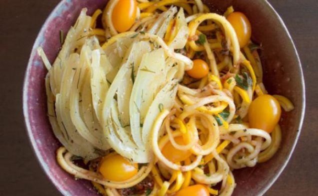 Yellow Squash Noodles with Tomato Basil Saucehealthy recipe
