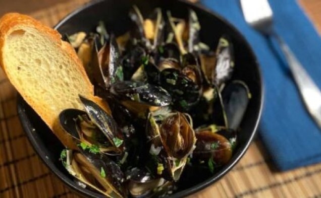 Moules Marinière (Mussels with Garlic and Parsley)healthy recipe