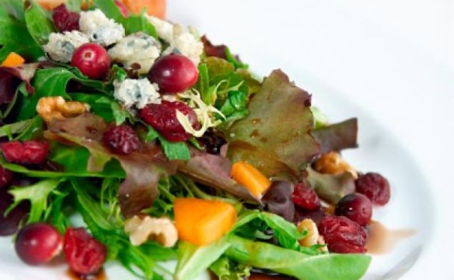 Green Salad with Pomegranate Vinaigrette and Goat Cheese Garnishhealthy recipe