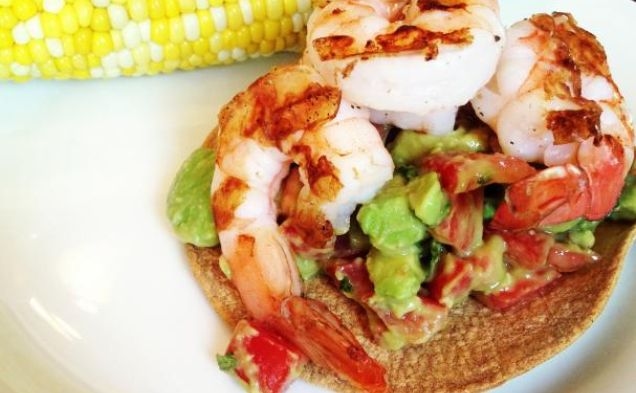 Avocado & Tomato Salad Topped with Grilled Shrimphealthy recipe