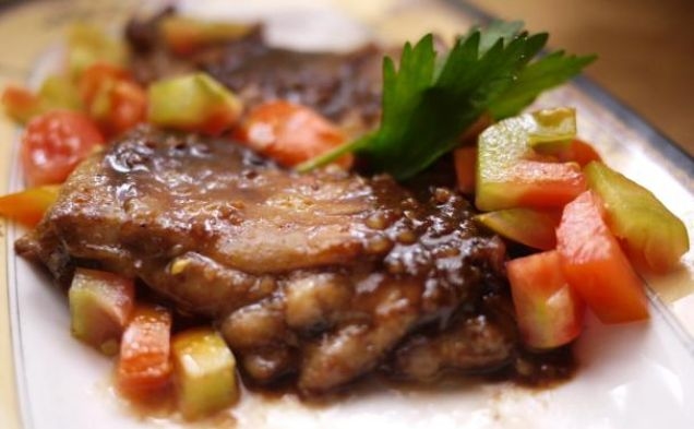 Baked Chicken Thighs with Satay Sauce and Tomato Saladhealthy recipe