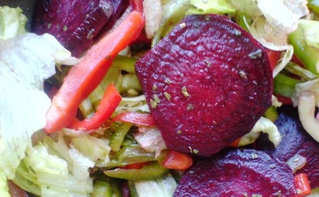 Beet Salad With Peppers and Lettucehealthy recipe
