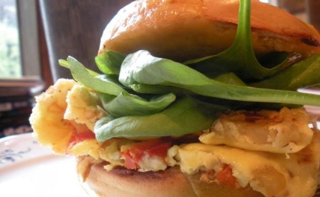 Cheddar, Spinach, and Pepper Omelet Bagel Sandwichhealthy recipe
