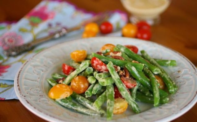 Fresh Green Bean and Tomato Salad with Creamy Garlic Dressinghealthy recipe