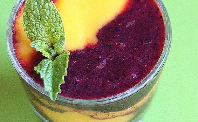 Mango-Berry Swirled Smoothieshealthy recipe