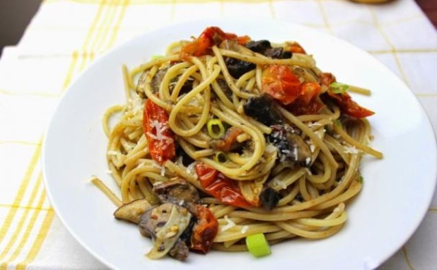 Mushroom, roasted tomato and garlic pastahealthy recipe