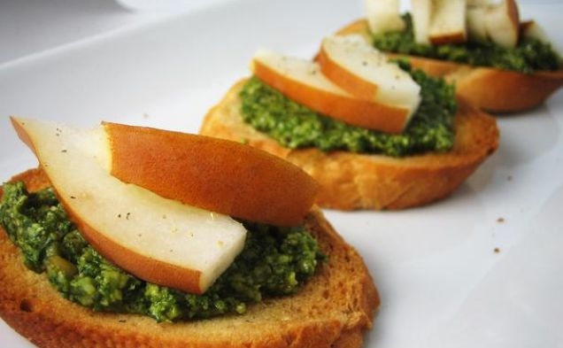 Pear and Pesto Crostinihealthy recipe