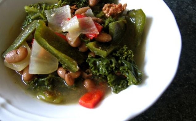 Pinto Beans, Roast Peppers & Kale Souphealthy recipe