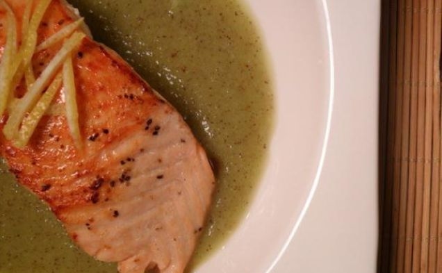 Sockeye Salmon on Kiwi & Lemon Pureehealthy recipe