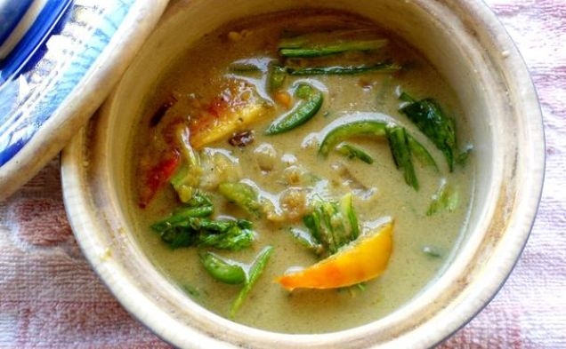 Spicy Coconut Curry With Peppers, Pak Choi and Tomatoeshealthy recipe