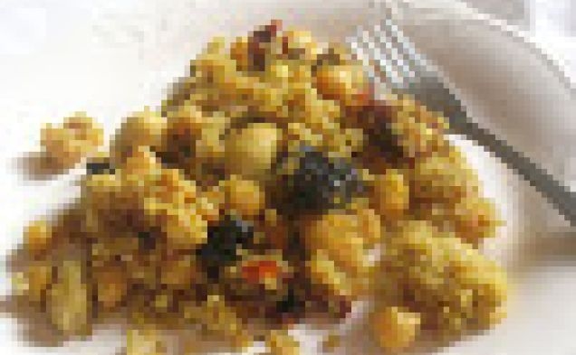 Quinoa and Chickpea Salad with Sun-Dried Tomatoes and Dried Cherrieshealthy recipe